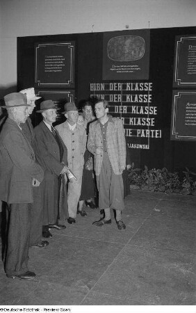 Ausstellungsbesucher während einer Führung