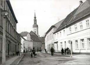 Straße in Lübbenau : Landschaft - Spreewald. Ort: Lubnjow / Lübbenau. Die Straße vom Marktplatz zum Schloss