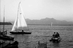 Prien-Stock: Segler und Dampfer am Anlegeplatz [Tretboot statt Dampfer]