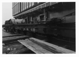 Industrie-Kraftwerk. Tiefladewagen (Tragschnabelwagen) mit einem Umformer : Lauta (Niederlausitz). Industrie-Kraftwerk. Tiefladewagen (Tragschnabelwagen) mit einem Umformer