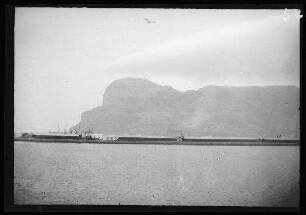 Gibraltar (Großbritannien): Frachtschiff ("französischer Dampfer") mit dem Felsen von Gibraltar im Hintergrund