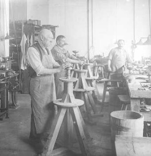 Schleifen und Polieren der Linsen auf dem Bock : Technikgeschichte | Technologie | Optische Industrie | Linsen-Schleiferei | Emil Busch AG Rathenow