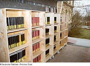 Beladene fahrbare Buch-Transportbehälter vor dem Bibliotheksgebäude Marienallee