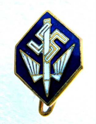Verbandsabzeichen Deutsche Stenografenschaft (mit Broschennadel) : Sammlung Beinhorn. Verbandsabzeichen Deutsche Stenografenschaft (geflügelte Feder und Hakenkreuz auf blauem Grund, mit Broschennadel; rückseitig: Ges. Gesch.). Email, Metall; Maße 15,5 x 11 mm (1933/1943). Dresden: SLUB R c 0178