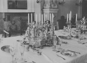 Moritzburg. Jagdschloss (1723-1733; D. Pöppelmann). Großer Speisesaal, gedeckte Tafel. Polnisches Krönungsservice und Tafelsaufsatz Augusts des Starken