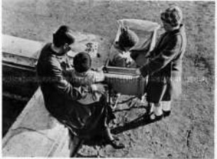 Frau mit drei Kindern