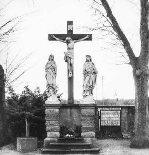 Kreuzigungsgruppe (Friedhofsanlage); Mühlheim, Hanauer Straße