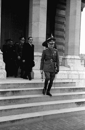 Craiova: Marschall [Ion Antonescu] kommt aus der Kathedrale