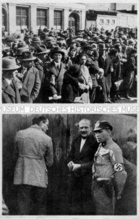 Ein NS-Gegner muss Parolen von einer Bretterwand entfernen