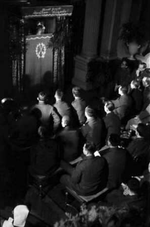 Bukarest: Weihnachtsfeier bei Killingers, Publikum, von oben