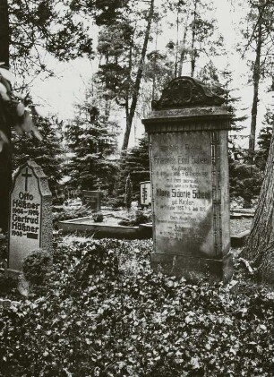 Soldatengrabstein für Friedrich Emil Scheel (gest. 1917) und Klara Sidonie Scheel (gest. 1919) (rechts)