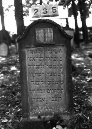 Grabstein 235 (Index: 99795876) Maße HxBxT: 105x48x11 cm Symbolik: aufgeschlagenes Buch: Grabstein 235
