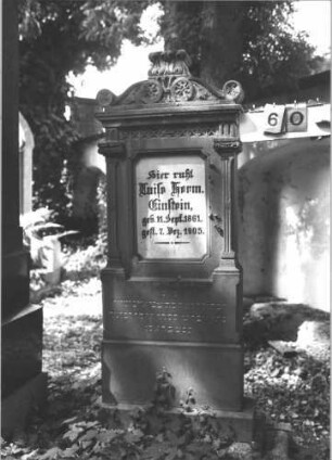 Grabstein 60 (Index: 99787243) Material: Sandstein und Marmor Zustand: leicht verwittert am Giebel Maße HxBxT: 158x60x18 cm Symbolik: florale Motive Besonderheit: Schrift vergoldet: Grabstein 60