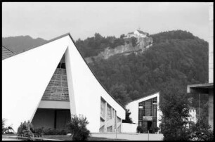 Bregenz: Kirche St. Columban, Außenansicht mit Gebhardsberg [Pfarrkirche St. Kolumban]
