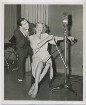 Milton Berle und Marlene Dietrich, Rundfunkaufnahme für "Let Yourself Go" (Los Angeles, Juni 1944)
