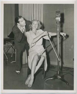 Milton Berle und Marlene Dietrich, Rundfunkaufnahme für "Let Yourself Go" (Los Angeles, Juni 1944)