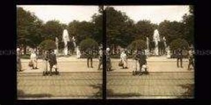 Spaziergänger am Nornenbrunnen, München