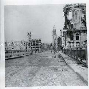 Ruinen an der Kaiser-Wilhelm-Straße, im Hintergrund die Marienkirche