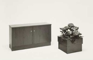 Blumenkasten : Büromöbel (1976; VEB Märkische Möbelwerke Trebbin). Schrank und Blumenkasten