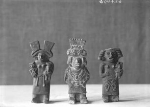 Tonfiguren der Göttin Cihuacoatl und der Göttin