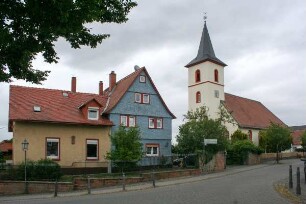 Pfarrhaus und -scheune (Massivbau); Altenstadt, Hauptstraße 28, Hauptstraße