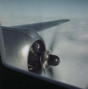 Propeller : Blick aus dem Flugzeug auf einen Propeller