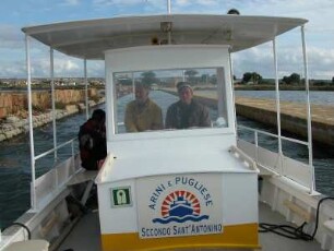 Kleines Schiff fährt zu den Ausgrabungsstätten auf der Insel Mozia an der Westküste