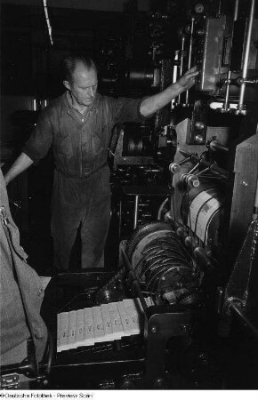 Arbeiter an einer Druckmaschine