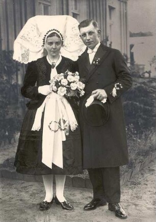 Hochzeitspaar aus Burg : Kleidung - niedersorbische Tracht. Ort: Bórkowy / Burg-Spreewald. Hochzeitspaar Lichtenberger