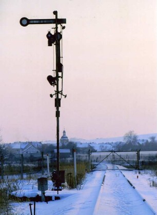 Innerdeutsche Grenze bei Herleshausen in Hessen, Signal der gesperrten Bahnlinie Richtung Osten steht ständig auf HALT, Foto von 1985