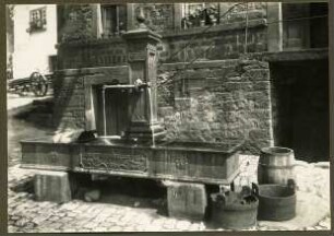 Hauptstraße. Laufbrunnen 1880. Schönauer Hüttenwerk