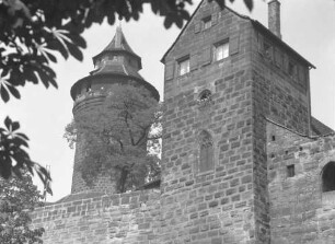 Nürnberg: Burgturm und Haus durch Kastanien