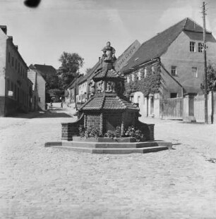 Kohren-Sahlis, Töpferbrunnen : Kohren-Sahlis. Töpferbrunnen auf dem Marktplatz
