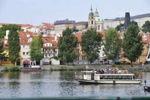 Altstadtansicht in Prag : Die historische Prager Altstadt ist ein beliebtes europäisches Touristenziel. Bild: Blick von der Altstadt über die Moldau zur Kleinseite. Ausflugsschiffe. Aufgenommen 2008