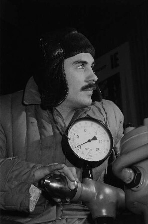 Vorbereitungen zur Frühjahrsmesse 1956, rumänischer Arbeiter bei der Montage eines Kühlkompressors