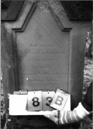 Grabstein 83 (Index: 100100419) Maße HxBxT: 118x46x21 cm Besonderheit: kulturhistorisch wertvoll / hist.-wiss. Gründe (Gemeindestellung): Grabstein 83B