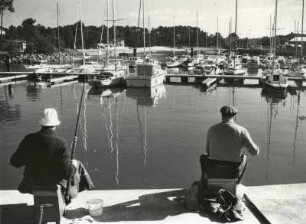Angler an der Mündung der beiden Flüße Bourret und Boudigau (Yachthafen)