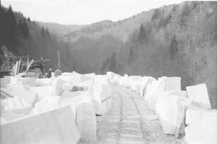 Ruscita: Lager von Marmorblöcken mit Gleisen