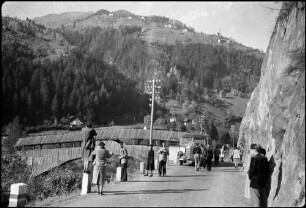 Prutz: im Inntal, alte Holzbrücke und Straße [mit Reisegästen auf Straße]