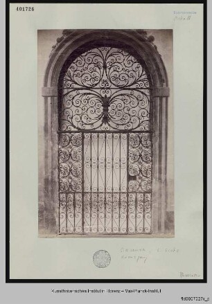 Gitter im Kreuzgang der Kirche San Sisto in Piacenza mit floralem Dekor