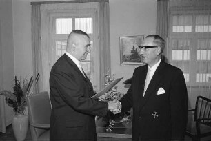 Verleihung des Bundesverdienstkreuzes an den in Ruhestand tretenden, stellvertretenden Präsidenten der Badischen Gebäudeversicherungsanstalt, Dr. Oskar Emmelmann.