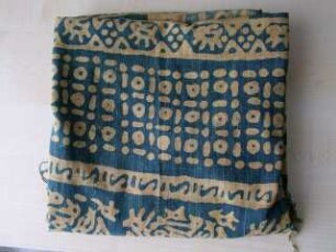 Frauenschal mit Glück verheißenden Motiven