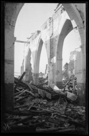 Deûlémont (Dep. Nord, Frankreich): Trümmerhaufen im Inneren der Kirche