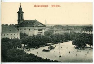 Theresienstadt. Paradeplatz mit Garnisonskirche : Theresienstadt. Paradeplatz (Exerzierplatz der Garnison), Marktplatz mit Garnisonskirche (1805/1810)