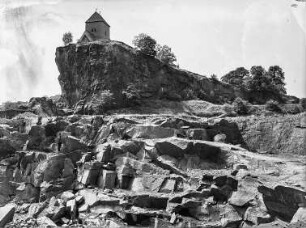 Beucha, Blick über den Granitporphyrbruch zur Kirche