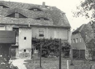 Glockengießerei in Kleinwelka : Handwerkstechniken - Glockengießerei und Glocken. Ort: Mały Wjelkow / Kleinwelka. Zinzendorfstraße, Hofansicht des Hauses Gruhl (Glockengießerei). Vgl. Lětopis C 5 (1961/62).