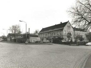 Dresden-Strehlen, Dohnaer Straße 1. Ehem. Dreiseithof (um 1820). Straßenansicht mit Wohnhaus, Nr. 3, von Westen