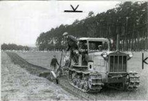 Feldarbeit mit einem sowjetischen Traktor