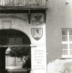 Spremberg, Lange Straße 15/16. Kreissparkasse (ehemaliges Kavalierhaus; 1706, 1843/20. Jh.), Portal und Durchfahrt