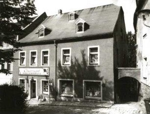 Schwarzenberg. Wohnhaus mit Laden, Untere Schloßstraße 15/Ecke Rittmeistersteig (um 1825). Straßenansicht